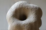 Scultura astratta in argilla riciclata